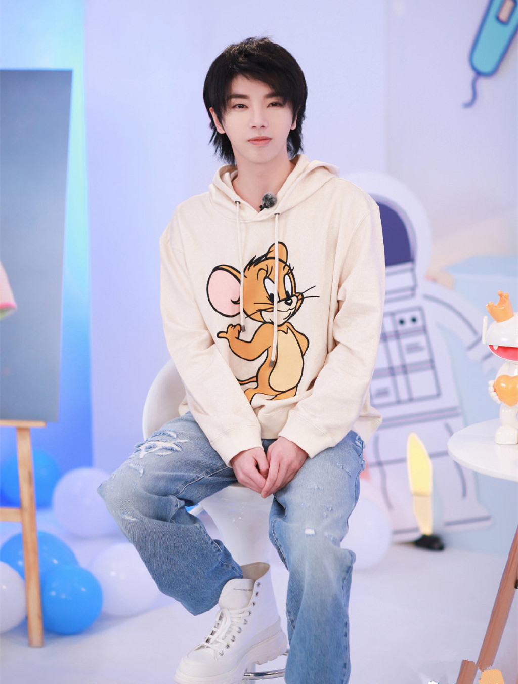 原创华晨宇戴链条眼镜变"斯文败类",穿灰色西装展现歌王气场