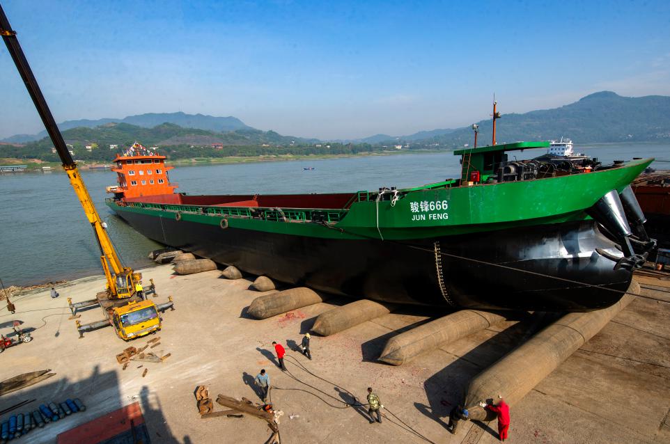 全省建造最大载重6000吨长105米货运船在泸州下水