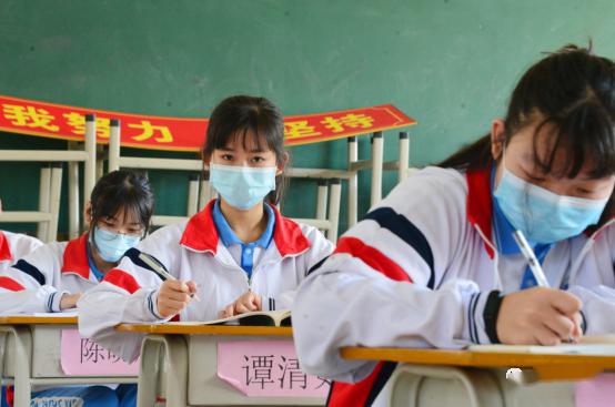 记者黄津 摄当天,连州17间中学的初三,高三学生迎来复学,1728名高三
