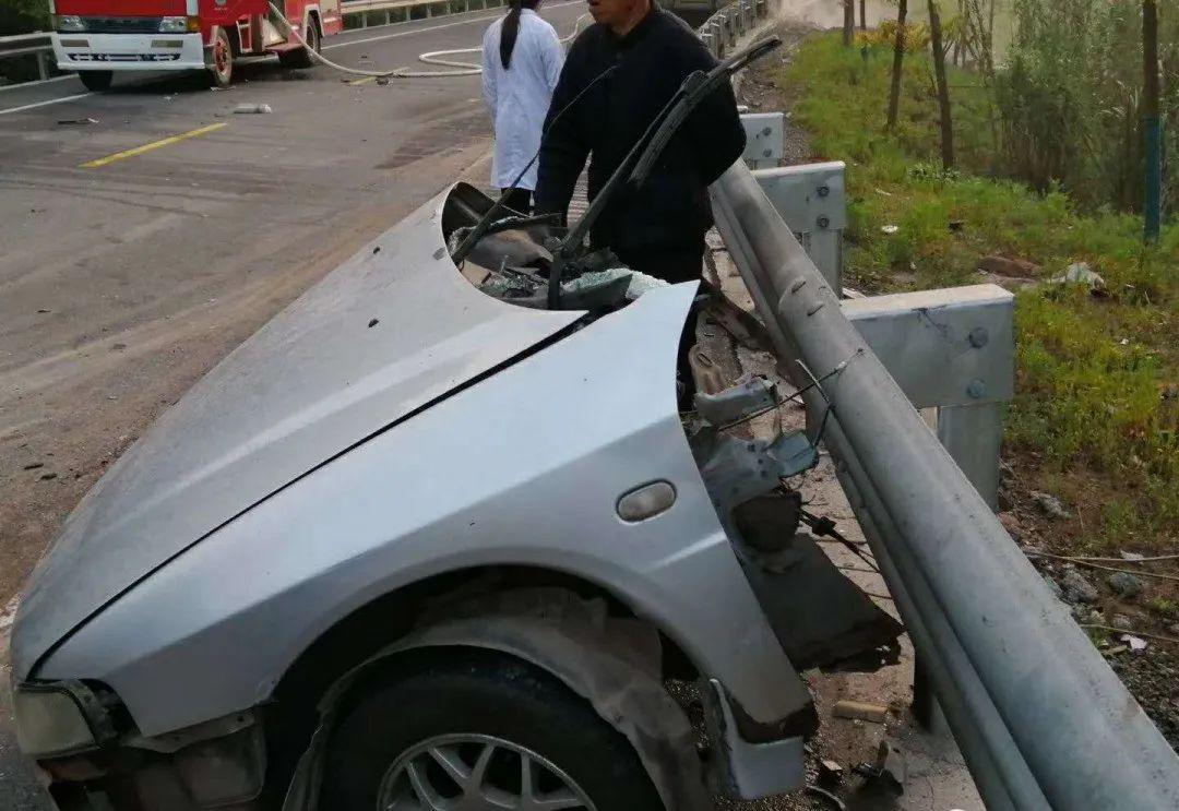 突发仪陇两车发生交通事故车被烧的面目全非行车一定注意安全附视频