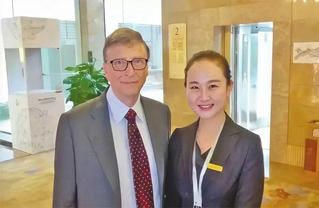比尔盖茨中国籍随身翻译科普周冬雨1年速成英语普通人用这个方法也能