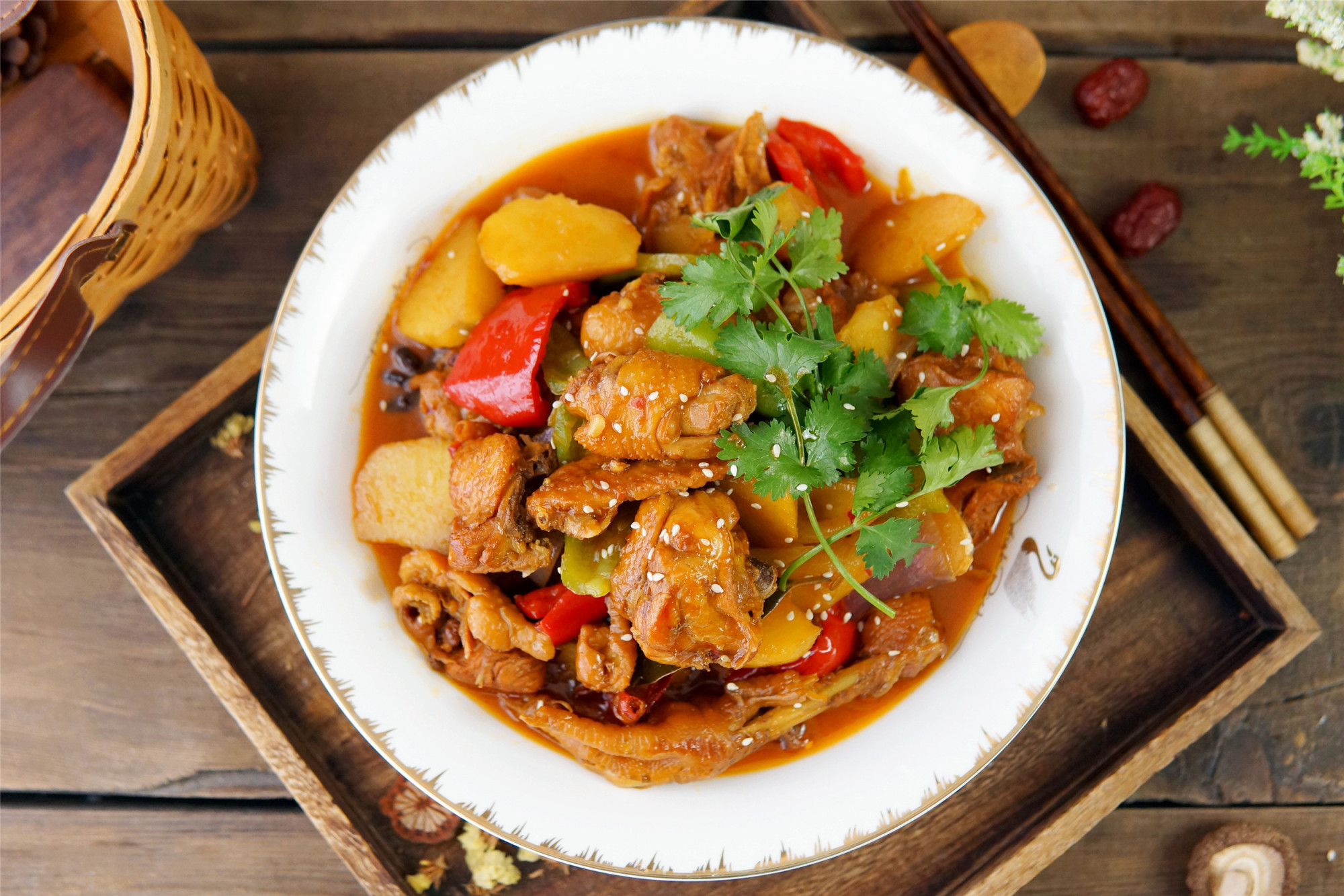 原创半只鸡,1颗土豆,老师傅开店的"大盘鸡"做法,去晚订不上位置