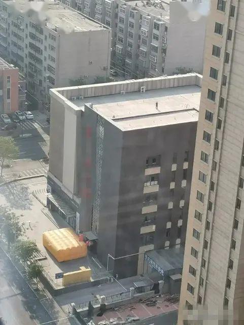 开窗一看斜对面的楼顶边上有个男子要跳楼听到外面有很大的哭闹声家住