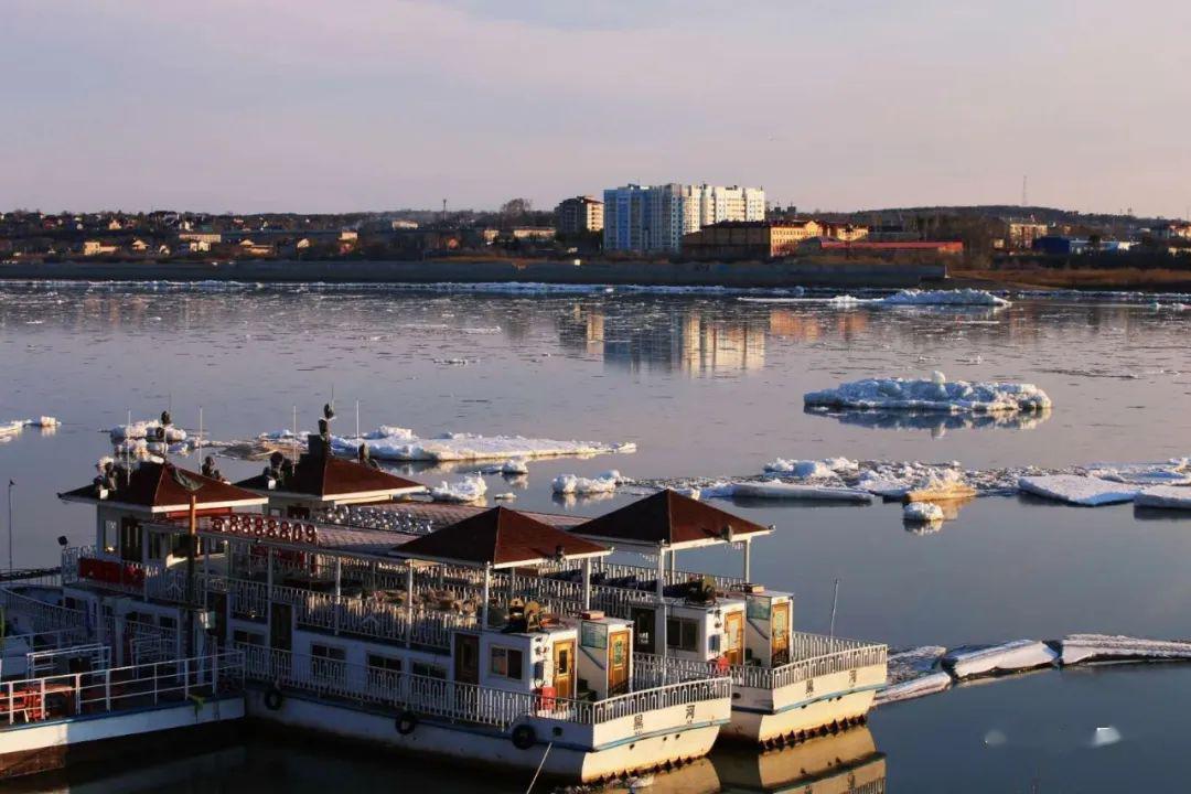 冰河入海一江春水向东流半江碧水半江冰