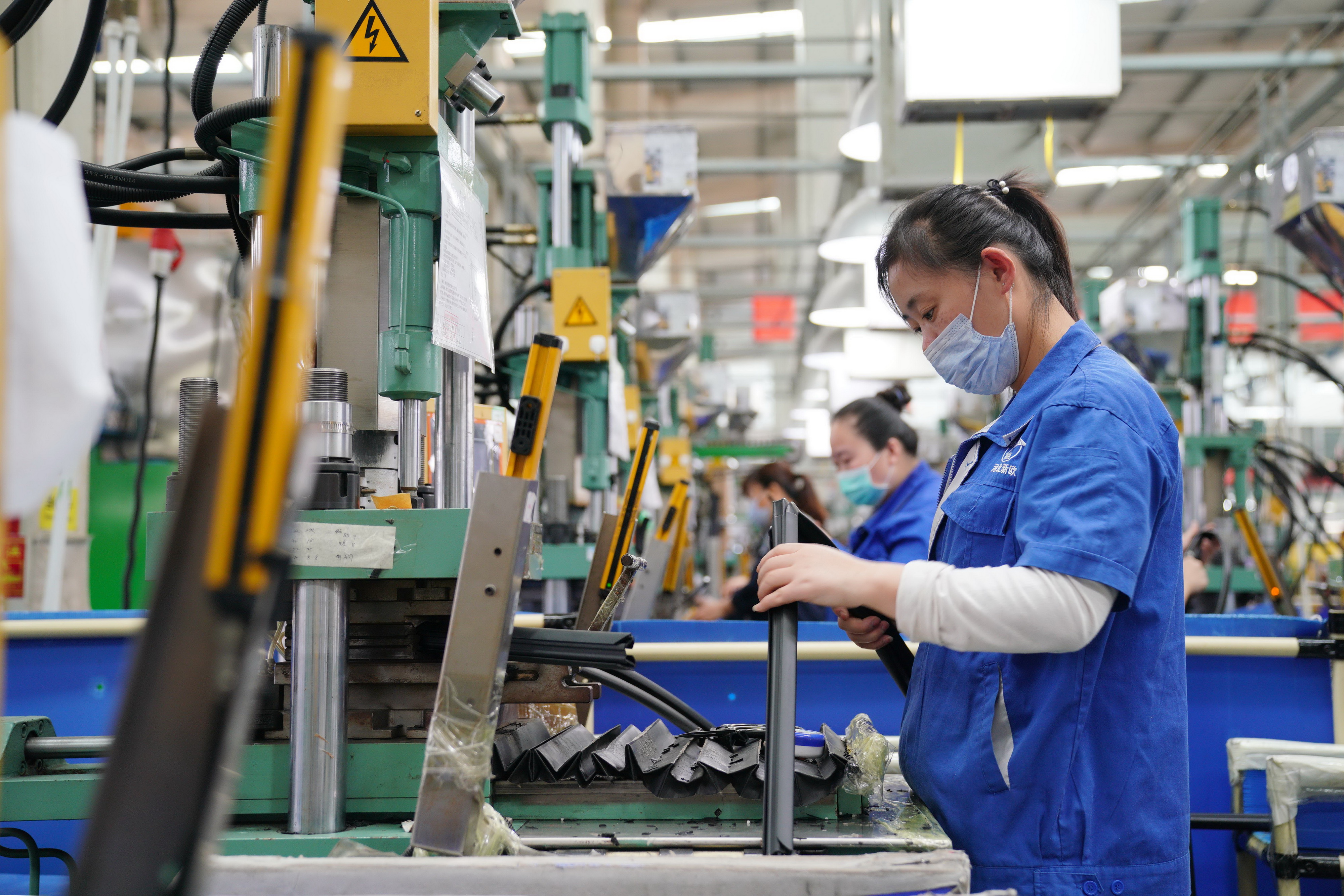 4月27日,位于清河县的河北新华欧亚汽配集团有限公司工人在记录产品
