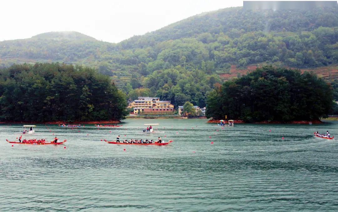 景區配套設施齊備,酒店坐落在臥龍湖邊,依山傍水,環境優美.