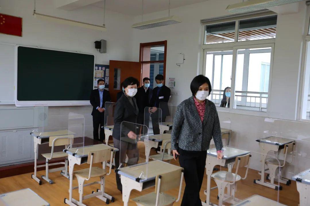 毛丽娟一行在颛桥中学校长李卫军的陪同下,对临时留观区,教职工餐厅