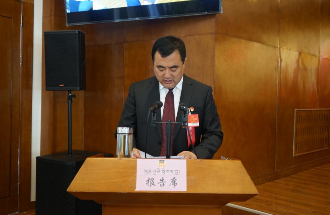 县人大常委主任宝珠主持会议州政府副州长,县委书记仁青东珠出席会议