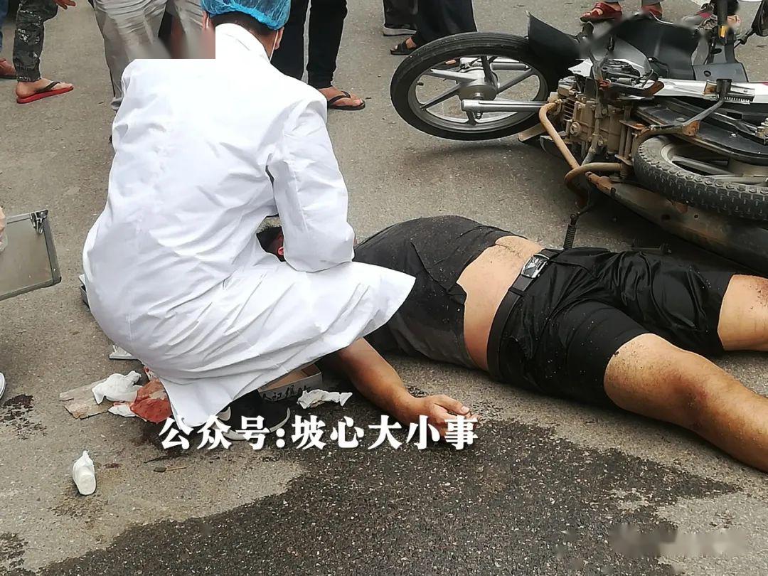 电白坡心圩发生一起车祸,一男子倒地不起