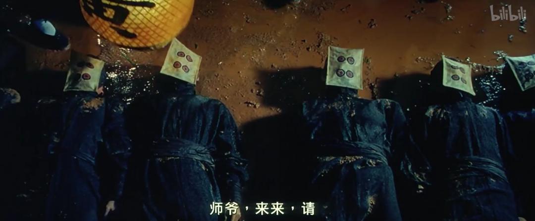 但张麻子早有准备,所有人都戴着四筒面具,敌我不分,雨夜混战中,张麻子