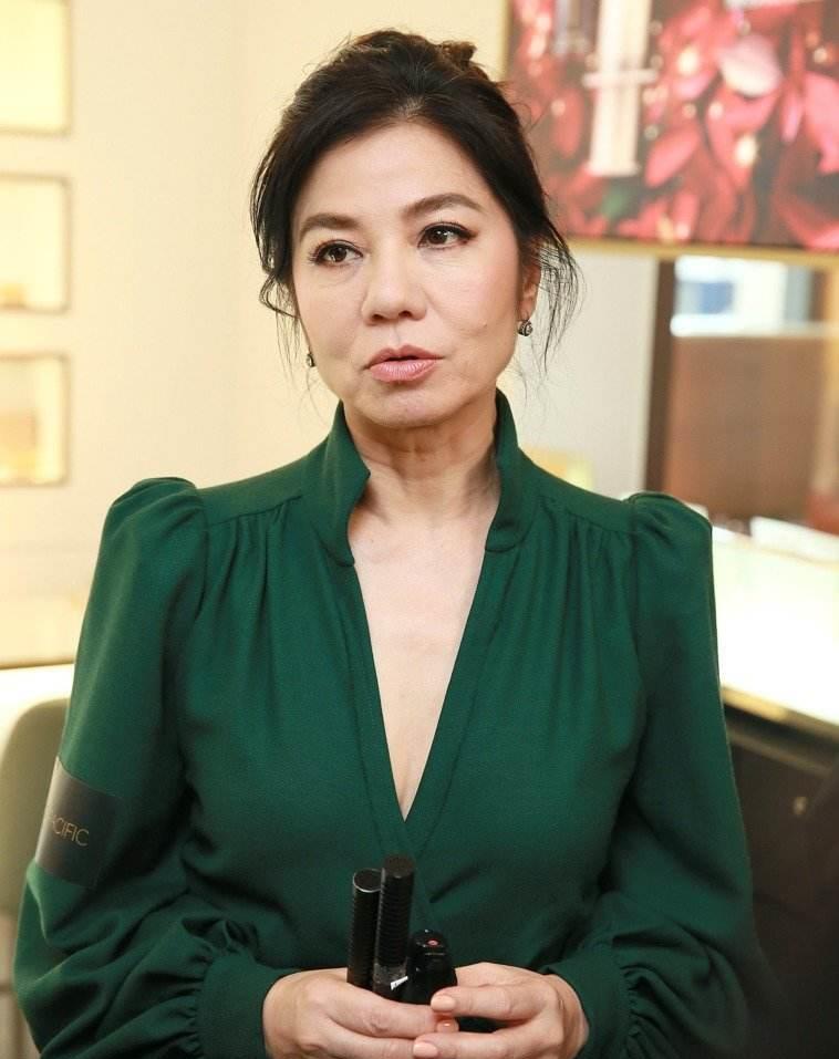 原创钟楚红虽然面部苍老,可这身材一点也不像60岁的女人