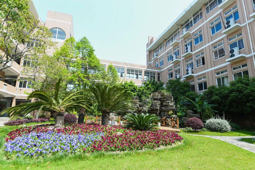 开学啦同频共振疫路相伴扬帆逐梦不负韶华高行中学开学第一课