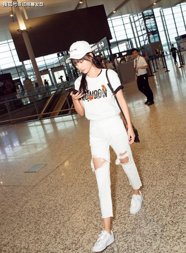 原创张嘉倪走进薇娅直播间里淡黄裙子超显肤白还秀出漂亮的颈肩线