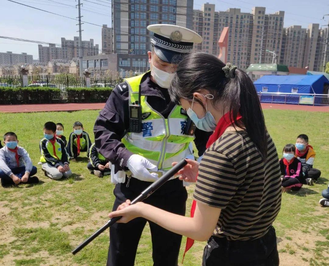 鄉村學校來了交警老師池州公安交警開學第一課走進梅龍中心學校