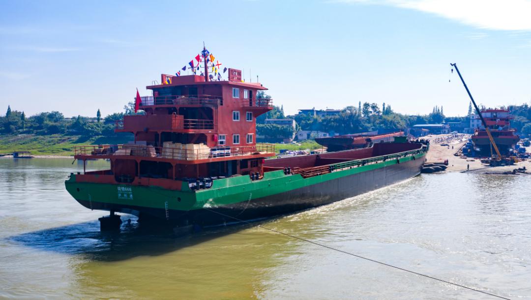 全省建造最大载重6000吨长105米货运船在泸州下水