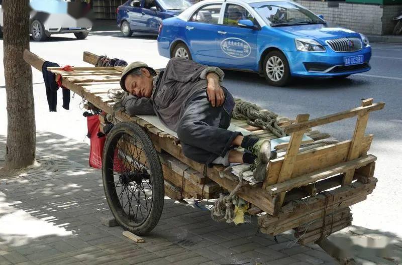 缤纷文苑周中金板车街头现