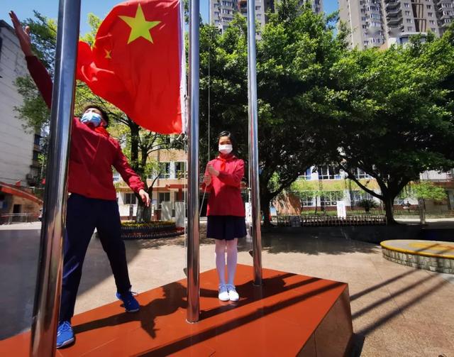 区实验一小供图27日,区实验一小的操场上,伴随着国歌声,两名升旗手将