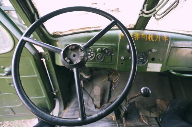 解析国内第一款老解放汽车手摇式点火百公里油耗28升