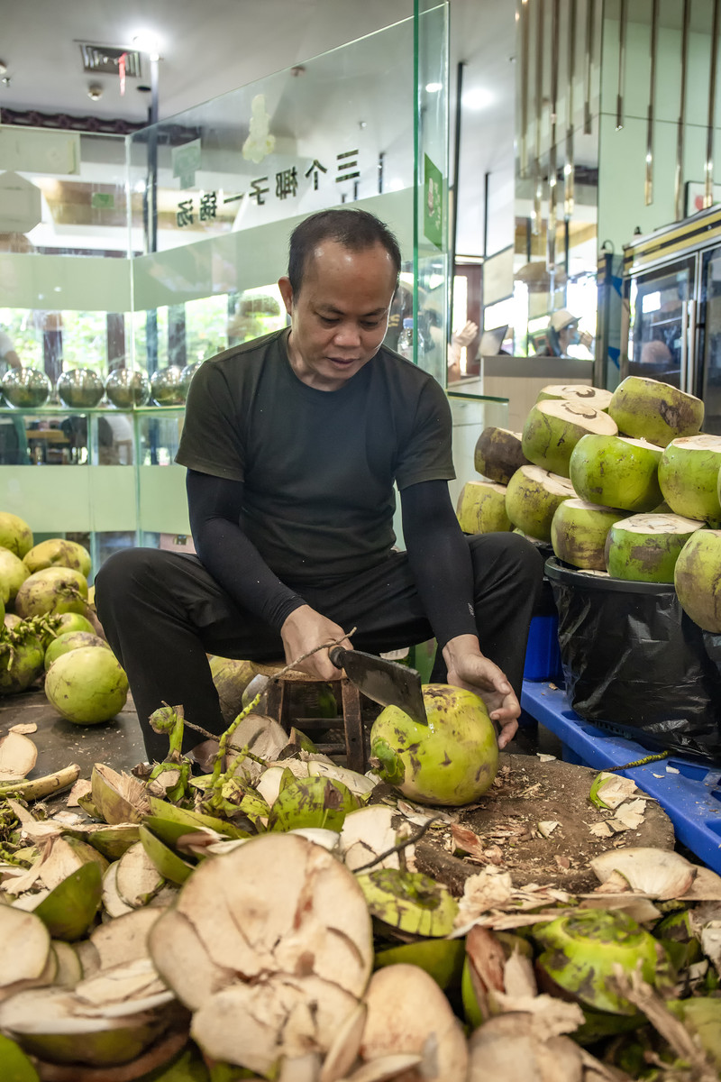 门口的阿叔正在在现场砍椰子,据说一天要砍300个以上环境是简约轻奢的