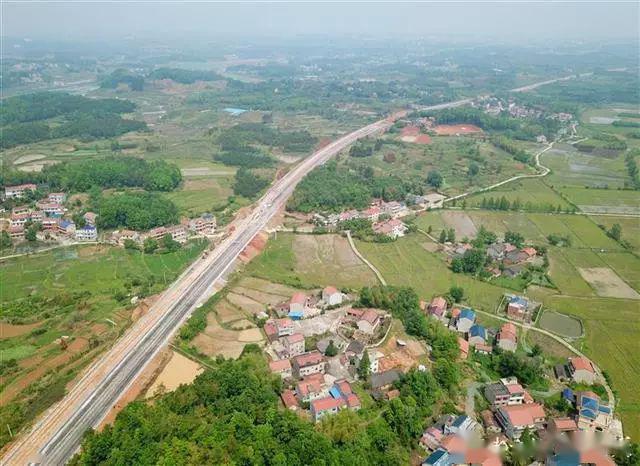 楚天都市报联投发起建成冲锋号鄂咸高速公路力争年底通车