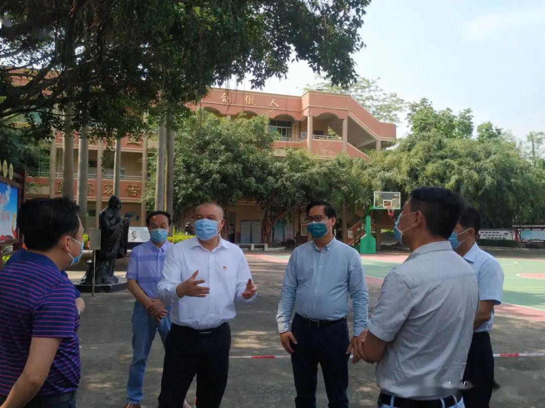 番禺区副区长陈明捷在化龙中学指导工作