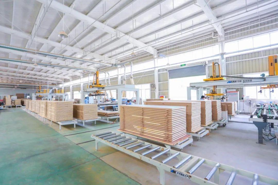 为加快生产进度,全体千川人撸起袖子加油干,各车间的生产工作紧锣密鼓