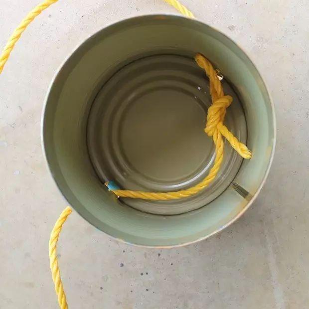 然后用木棒插海绵粘蓝色颜料,涂在奶粉罐上【制作步骤】奶粉罐,颜料