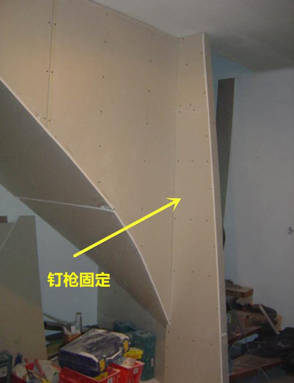 一个人改造悬空楼梯用石膏板包起来做休闲区又省一笔人工费