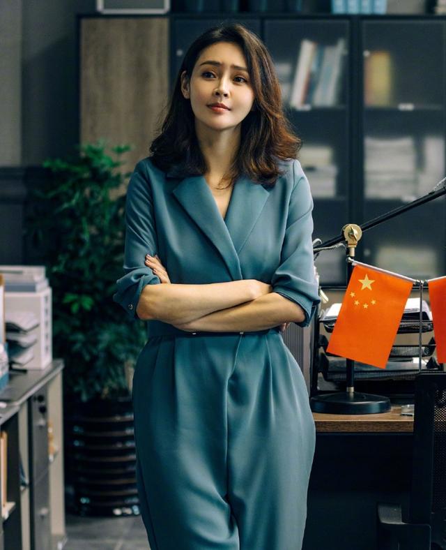 戴上墨镜的于佳明又展现出一种酷飒的特工气质,将