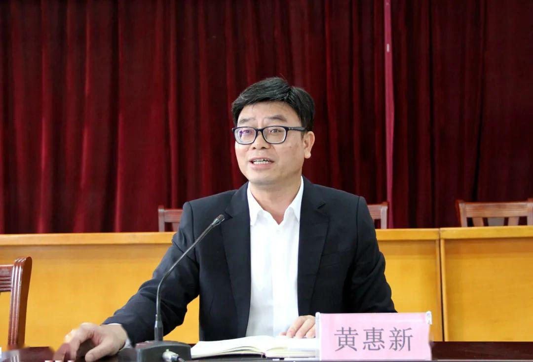 县人大常委会副主任,三石镇党委书记施扬泰,县人民政府副县长,县脱贫