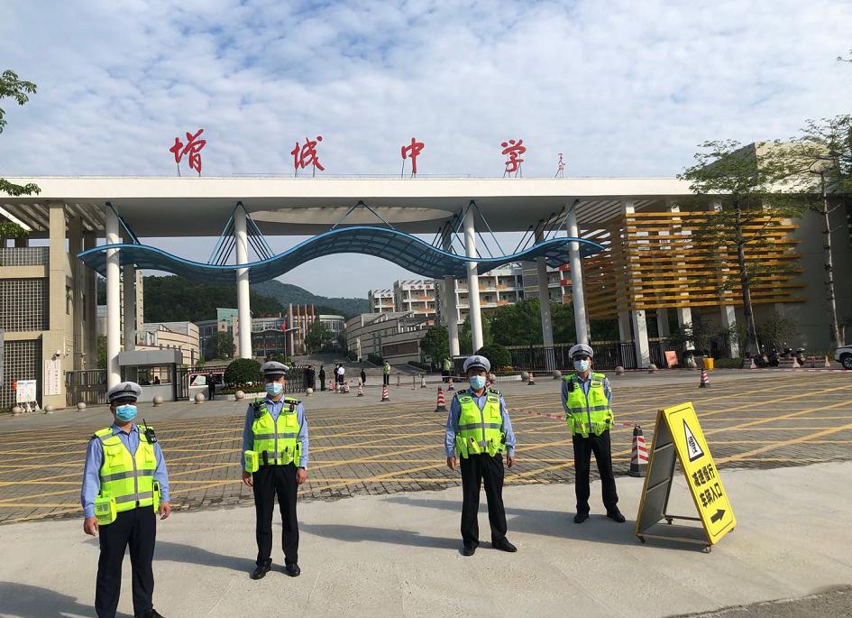 开学当日,我区公安交警在增城中学,区第一中学,高级中学,新塘镇实验