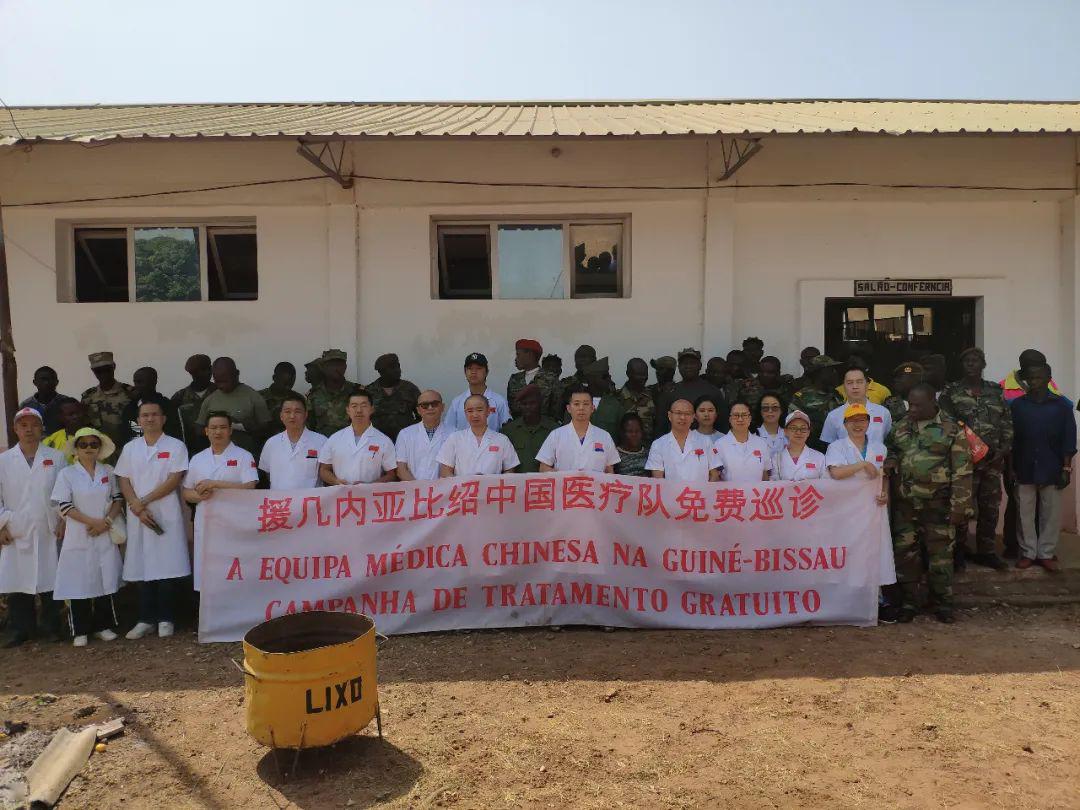 巴中市中心医院康复科35岁的医生吴昊主动报名,想要加入援非医疗队