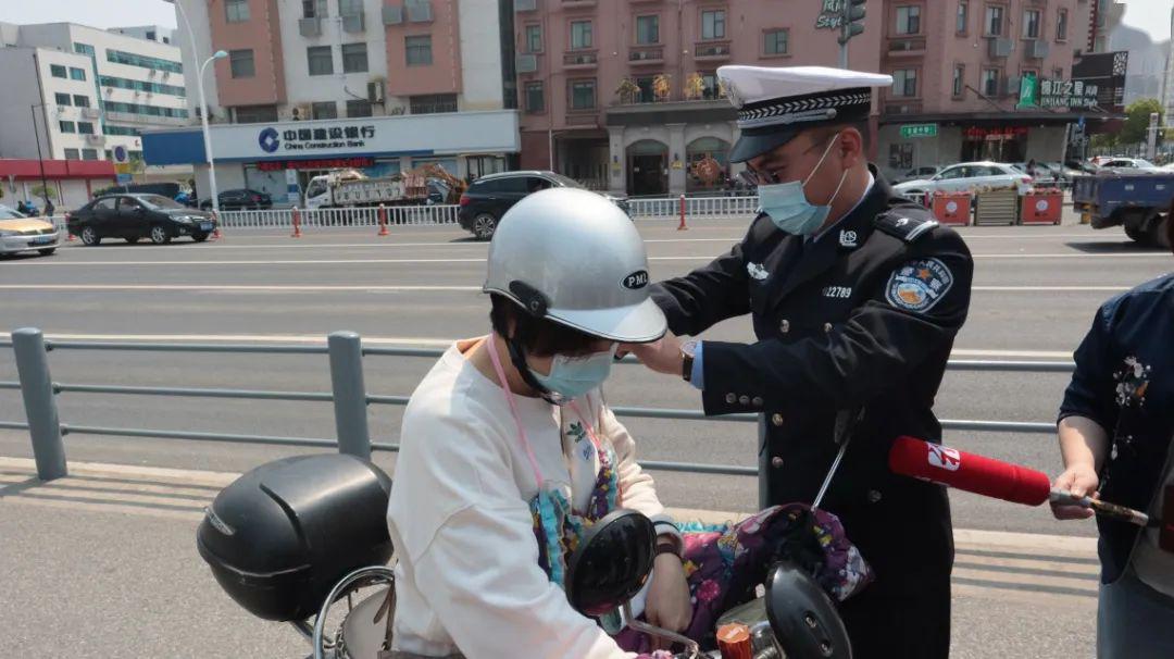 佩戴头盔安全骑行电动车也要做到