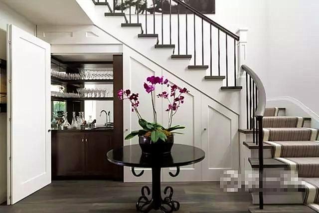 幸亏没有听朋友的厨房要是放在楼梯间那就麻烦大了