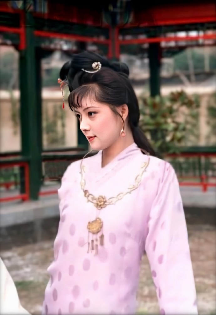 54岁张莉罕见出镜明眸雪肌皮肤紧致曾饰演87版宝钗