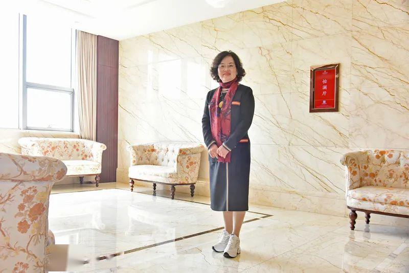 两会云访谈夏美丝发挥家庭教育作用夯实基层社会治理