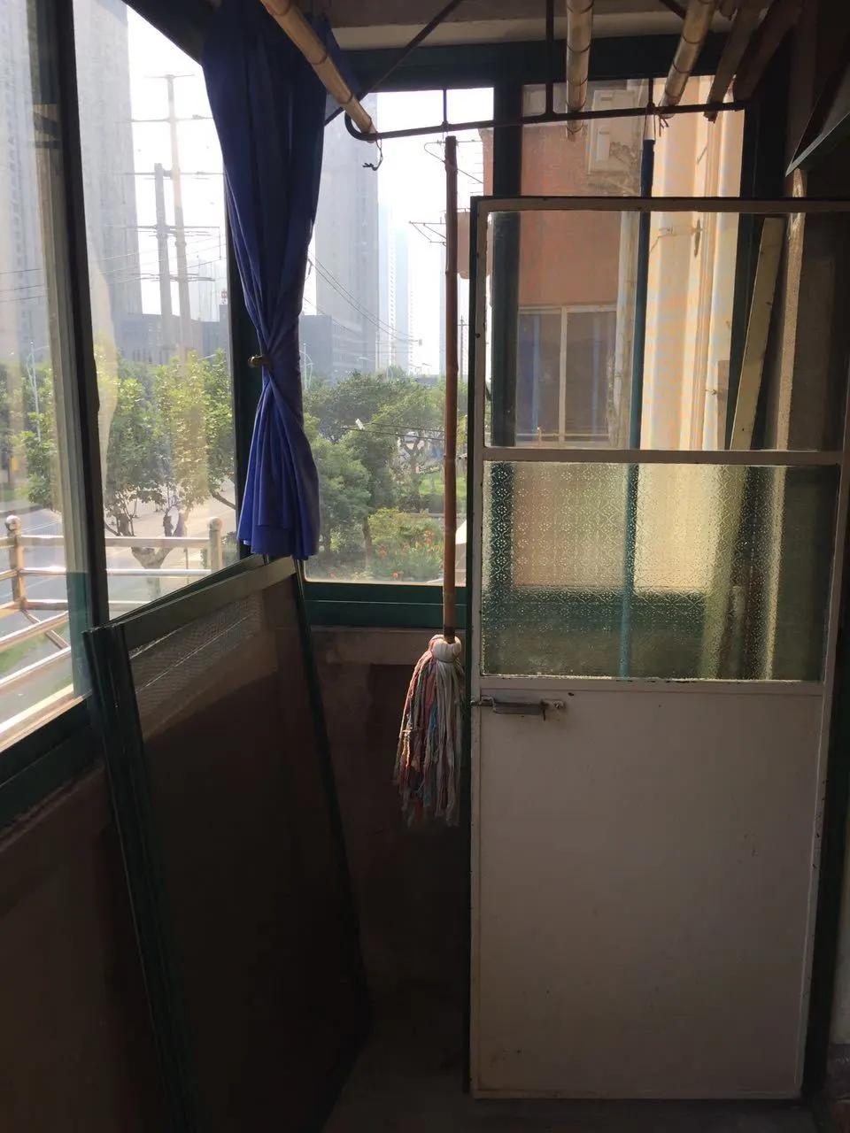 插图 | 止此之间 · 山明四村废旧的老阳台变成了休息地,铁网做成了一