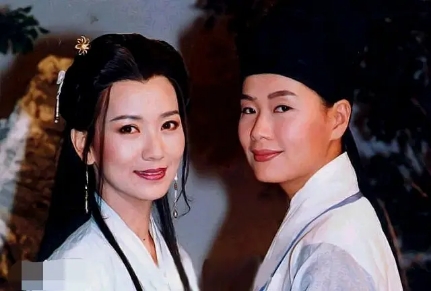 原创26年前的赵雅芝好似18岁41岁在笑看良缘电视剧花絮中手捧桃花娇媚