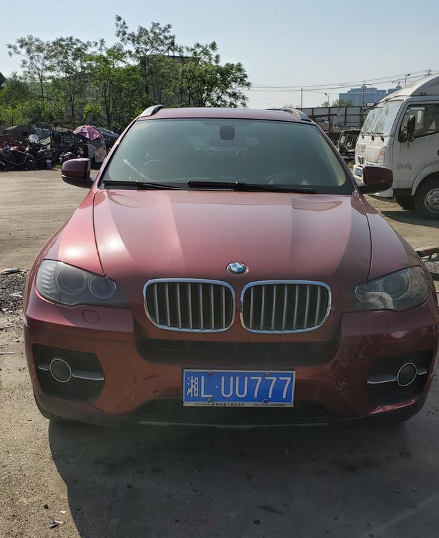 第一次拍卖郴州市苏仙区一辆车牌湘luu777宝马牌小型越野客车