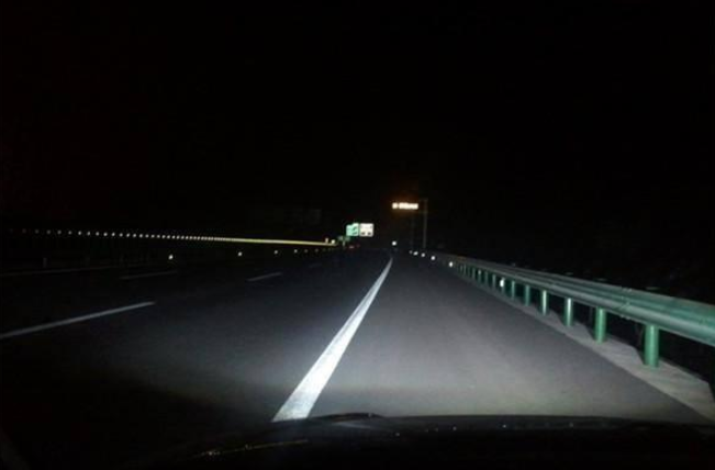 只有车灯照射范围内可以看得清楚,车灯照射范围之外是基本看不见的