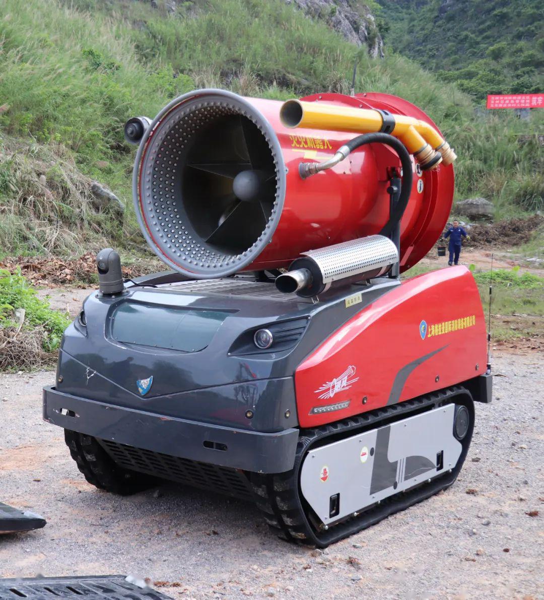 场面震撼消防灭火机器人等先进装备参与森林火灾扑救联合演练