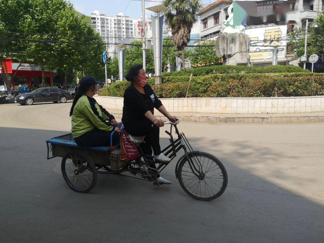 驾驶电动三轮车时,遵守相关法律规定,严禁载人,逆向,占道行