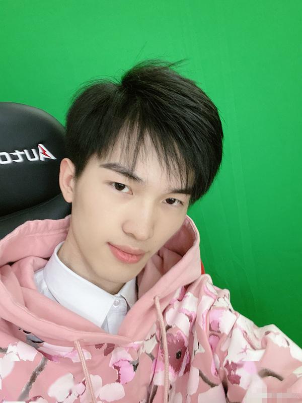 难言坚持自律打卡40天,其他主播很难做到,仔细想想还有奇怪君!