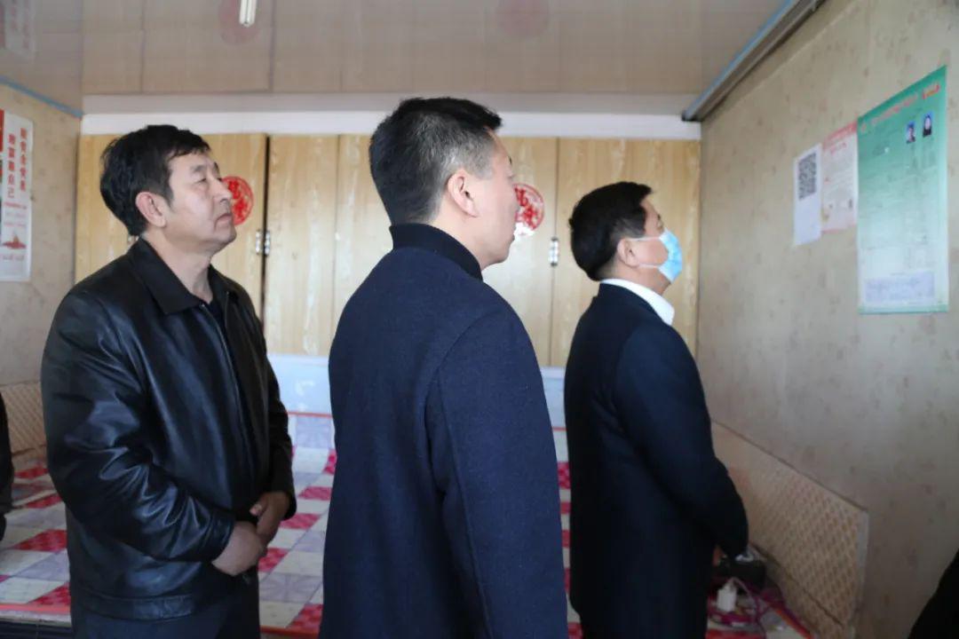 姜天虎深入部分苏木乡镇督导脱贫攻坚全面摸底排查及"三