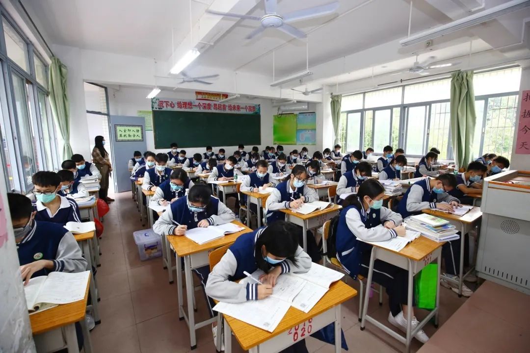 拿着书本走在熟悉的校园里在珠海斗门区城东中学,共有22个班1100多