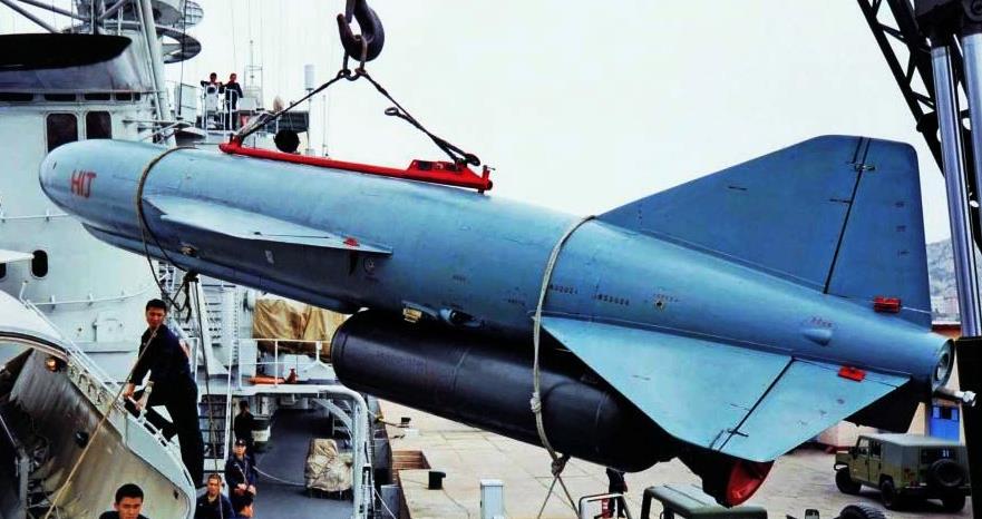 【正在进行海鹰-1导弹吊装作业的南宁舰】济南舰一入役就立刻得到了