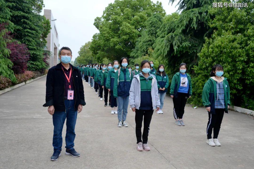 校长孙文平高度重视学生体育素质的发展,指导高三年级创造性地开展