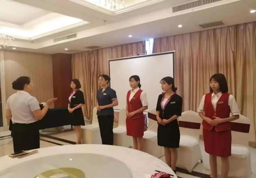 湖南猎鹰技工学校酒管专业学生(实习风采 )