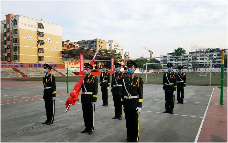 青春正当时奋斗显风流三台中学2019级党支部组织举行别样升旗仪式