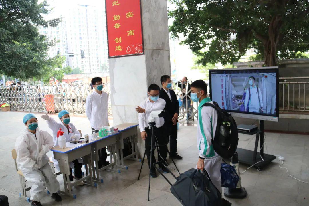 学校张复昌校长替下校车的学生搬拿行李郑立平董事长亲临现场参与迎接